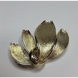 Vintage Gold Tone Textured Open Blossom Flower Tara Brooch